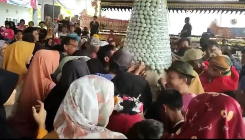  Tradisi Sedekah Bumi, Ribuan Warga Cilacap Berebut Gunungan Telur Asin