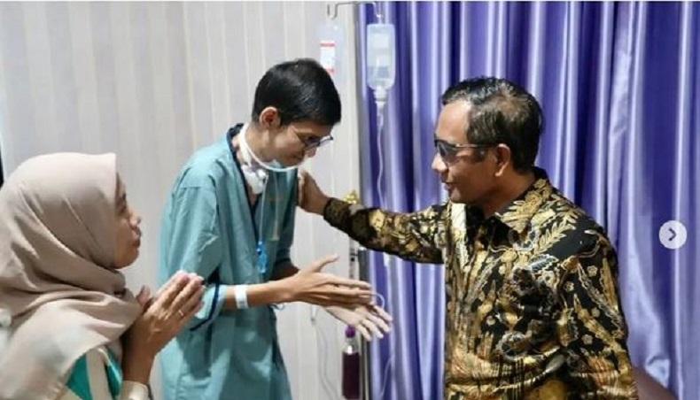 Mahfud Temui Sultan Mahasiswa Korban Terjerat Kabel: Sudah Makin Bersemangat dan Segera Sembuh