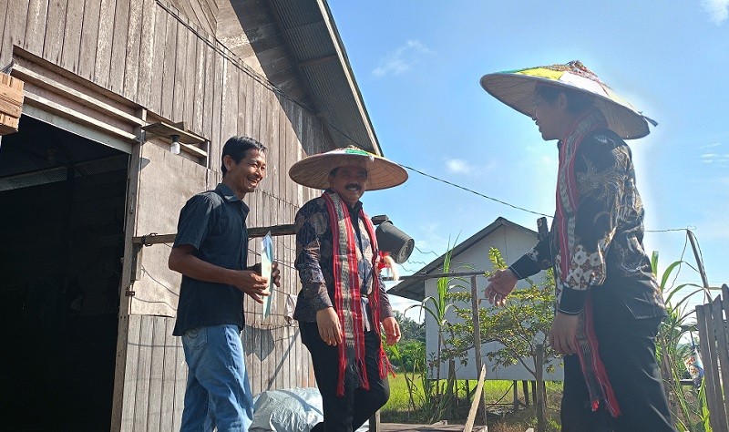 Bagi Sertifikat PTSL, Menteri ATR Door to Door Sambangi Warga di Kabupaten Kutai Kartanegara 
