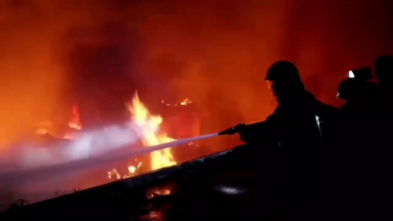 Polisi Selidiki Penyebab Pasar Sadang Serang Bandung Terbakar Hebat