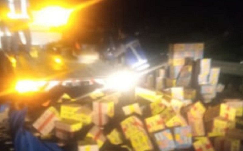 Pikap Terguling gegara Pengemudi Ngantuk, Kardus-Kardus Berserakan di Tol Jagorawi