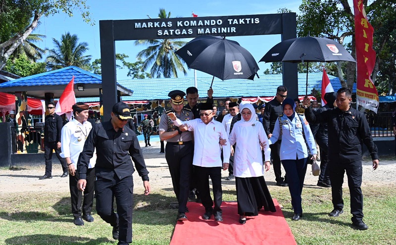 Momen Wapres Datangi Pos Pengamanan Perbatasan RI-Malaysia di Ambalat Pulau Sebatik
