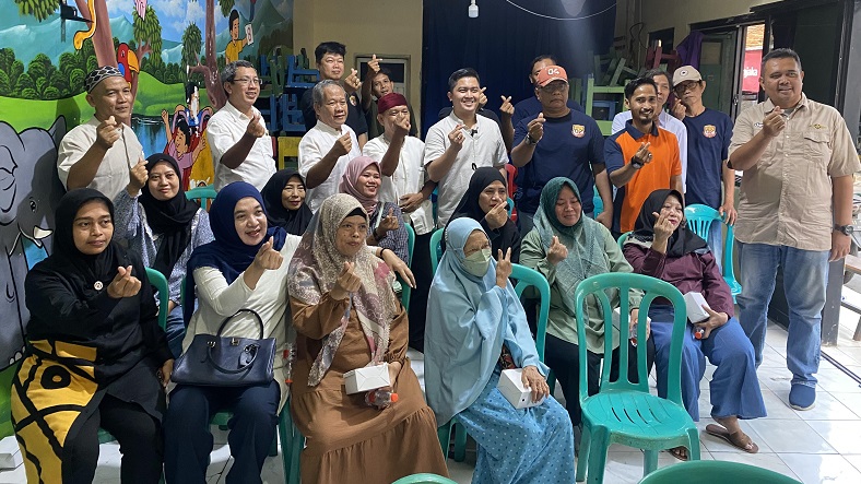 Bacaleg Partai Perindo Diska Resha Putra Bagikan KTA Berasuransi ke Warga Manggarai Selatan