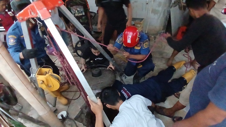 Pria Terjebak saat Gali Sumur di Bojonggede, Damkar Bogor Turun Tangan