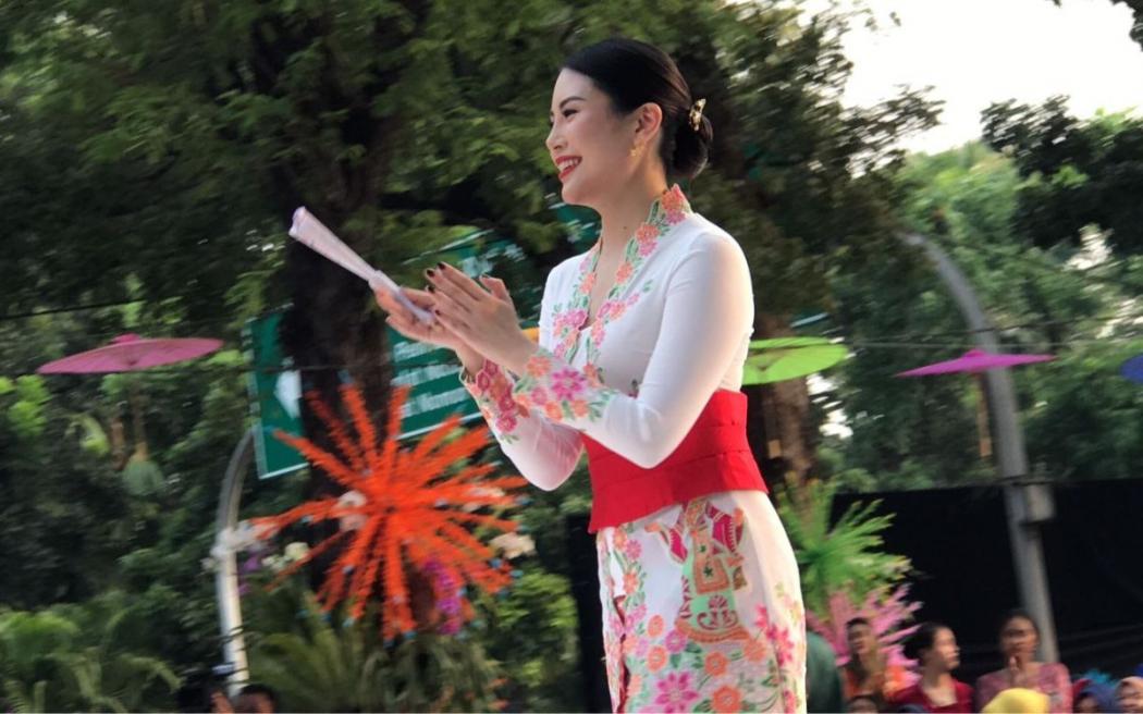 Wamenparekraf Angela Tanoesoedibjo Tampil Cantik di Atas Runway Gunakan Kebaya Encim