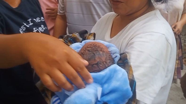 Geger Bayi Perempuan Ditemukan Menggigil di Dalam Kardus di Duren Sawit Jaktim