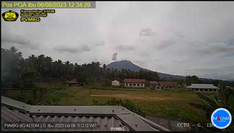 Gunung Ibu Erupsi Siang Ini, Tinggi Letusan 600 Meter