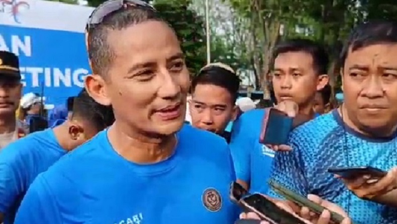 Sandiaga Uno Lari Pagi 7 Km di Cirebon, Emak-emak Antusias Berebut Selfie