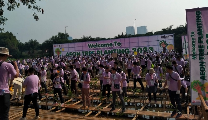 Pemprov DKI Tanam Ribuan Pohon Bakau di PIK Jakut untuk Cegah Banjir