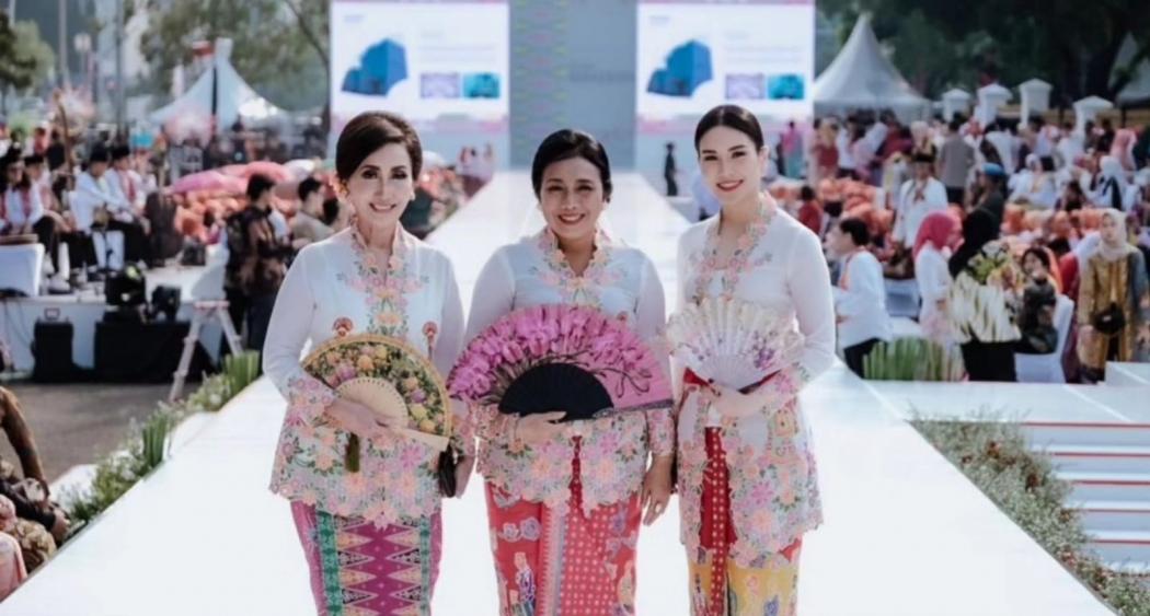 Wamenparekraf Tampil Anggun di Catwalk Istana Berkebaya 
