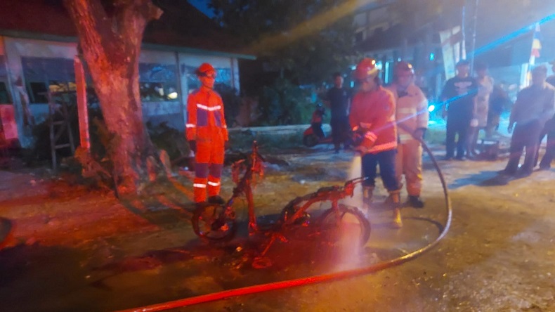 Cekcok Asmara, ABG Perempuan Bakar Motor di Bekasi 