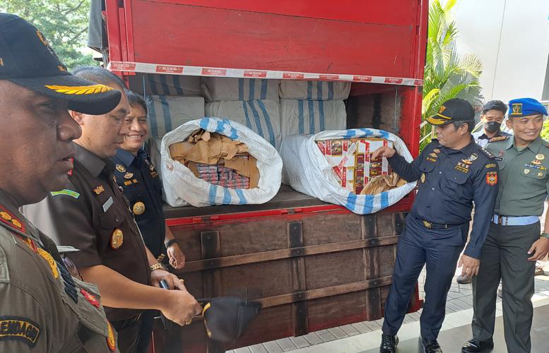 Cegat Truk di Tol Banyumanik, Bea Cukai Bongkar Penyelundupan Jutaan Batang Rokok Ilegal