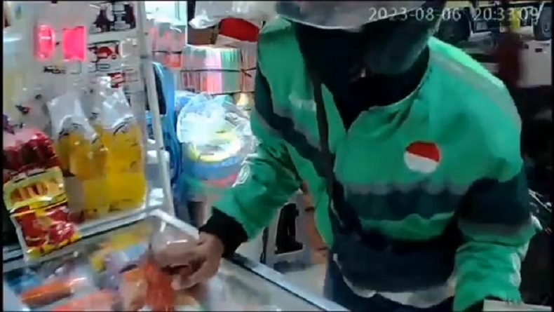 Pencurian di Cimahi, Pria Berbaju Ojol Nekat Gasak HP di Toko Kue saat Sedang Ramai