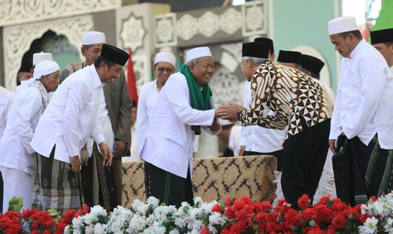 Momen Ganjar Pranowo Pamitan ke Romo Kiai saat Hadir di Manaqib Kubro Jatman
