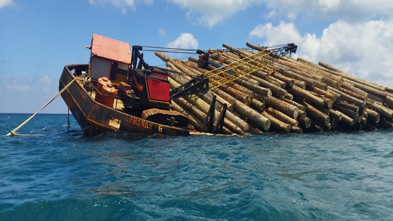 Kapal Tongkang Miring di Tengah Laut Sumenep, Kayu Muatan Nyaris Berjatuhan