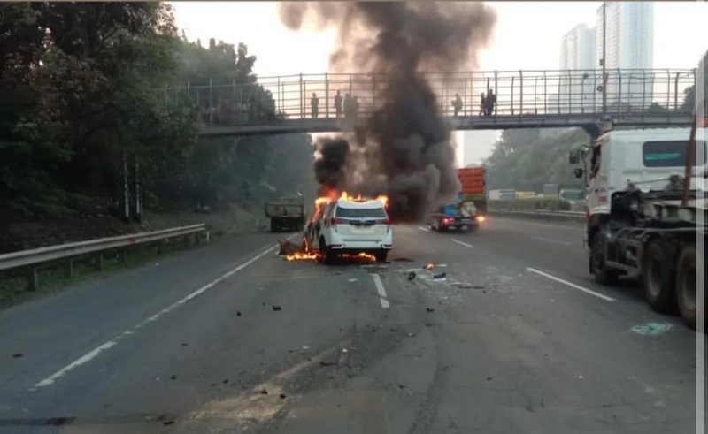 Minibus Terbakar di Tol Tangerang Arah Jakarta usai Tabrak Truk Senin Pagi