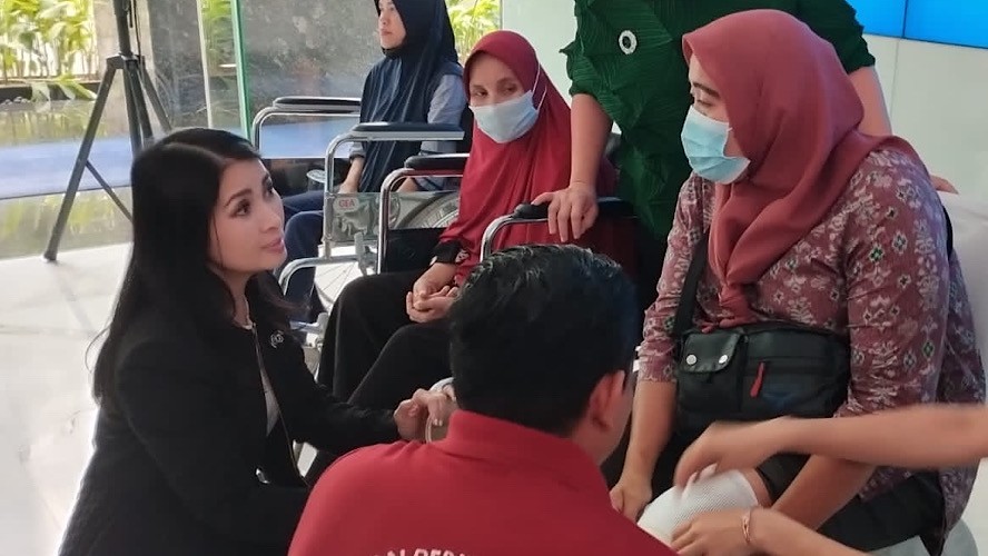 Liliana Tanoesoedibjo Bantu Pasangkan Kaki Palsu Donasi dari MNC Peduli: Semoga Bermanfaat