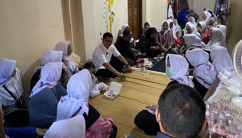 Bacaleg Partai Perindo Diska Resha Sosialisasi ke Ragunan, Ibu-ibu PKK: Calegnya Ganteng Ya