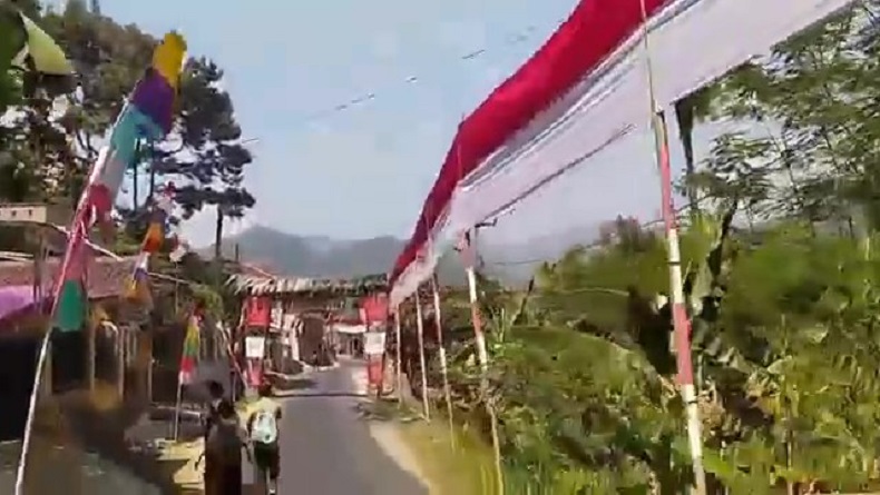 HUT ke-78 RI di Cikadu KBB, Warga Bentangkan Bendera Merah Putih Sepanjang 1,3 Km