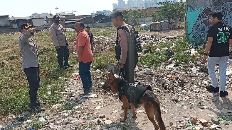Gerebek Kampung Boncos, Polisi Tangkap 5 Pemakai Narkoba dan Amankan Senpi Rakitan