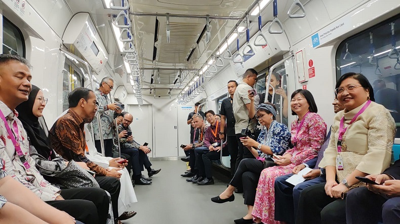 Momen Presiden Jokowi Ajak Dubes Negara Sahabat Naik MRT dari Stasiun Bundaran HI ke ASEAN