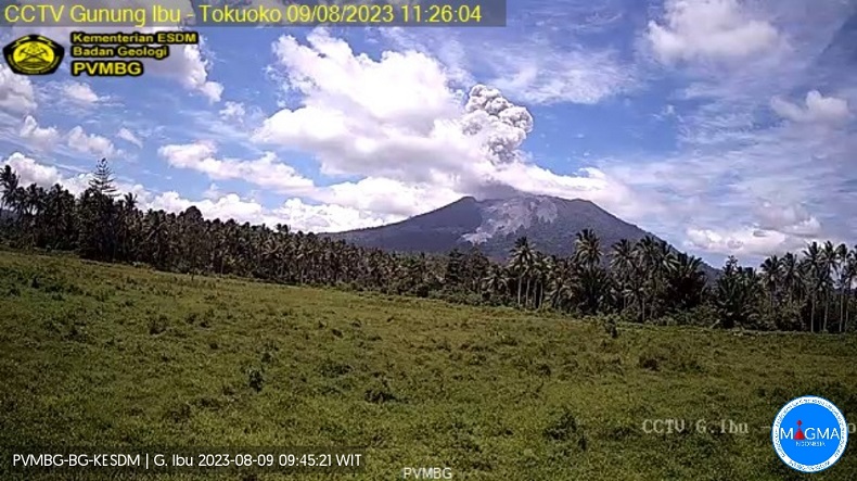 Gunung Ibu Erupsi, Tinggi Kolom Abu 1.000 Meter