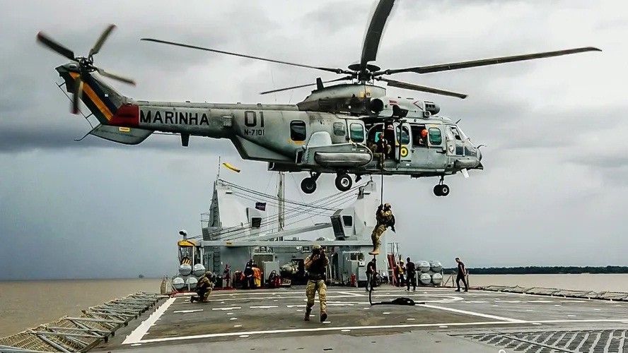 Helikopter Super Cougar Angkatan Laut Brasil Kecelakaan, 2 Pilot Tewas 6 Orang Luka-Luka
