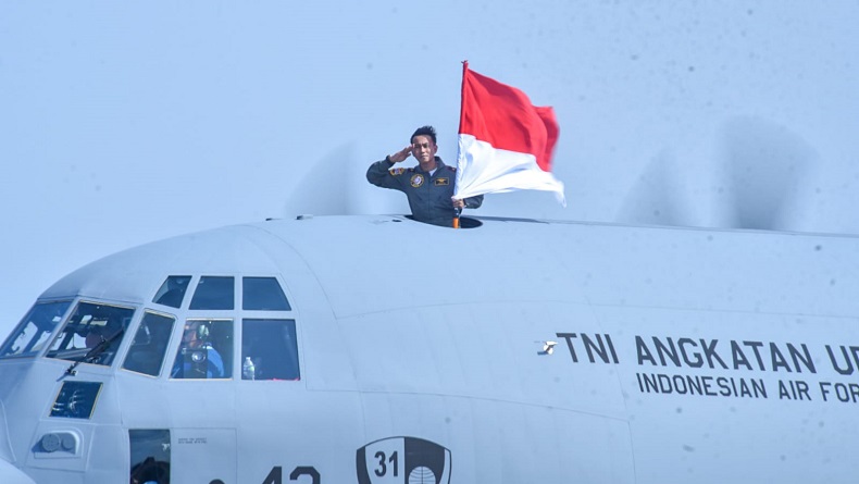 Pesawat Super Hercules Ketiga yang Dibeli dari AS Tiba di Indonesia, Disambut Water Salute