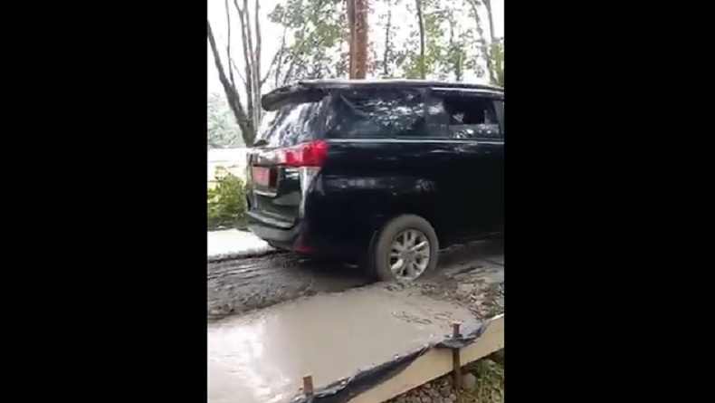 Viral Mobil Pelat Merah Sumsel Nekat Lindas Jalan Baru Dicor hingga Rusak, Pekerja Kesal