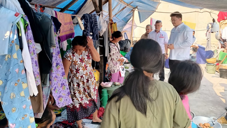 Bacaleg Partai Perindo Michael Sianipar Beri Bantuan ke Warga Korban Kebakaran Kapuk Muara