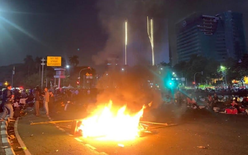 Bertahan di Patung Kuda, Massa Aliansi Buruh Bakar Pembatas Jalan