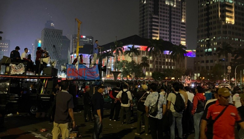 Massa Demo Buruh Janji Bubarkan Aksi Pukul 00.10 WIB