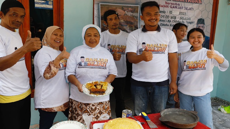 Ide Peluang Usaha, Relawan Ganjar Pranowo Latih Warga Cicurug Sukabumi Buat Martabak