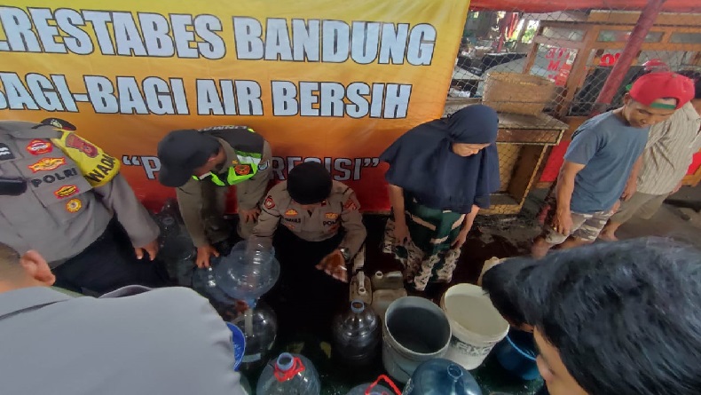 Warga Tamansari Terdampak Kekeringan, Polrestabes Bandung Bantu 10.000 Liter Air Bersih