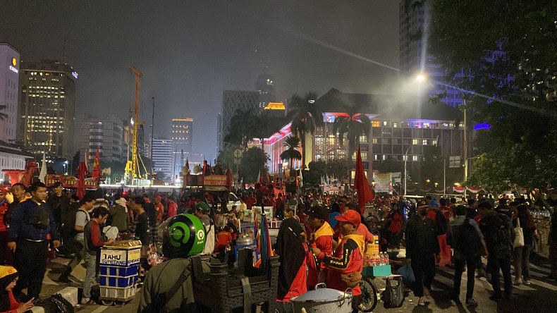 Massa Buruh Pantang Pulang dari Patung Kuda Jakpus: Tunggu Respons Pemerintah