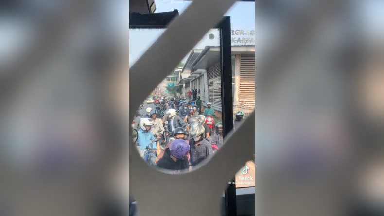 Viral Bus Transjakarta Terjebak Motor Lawan Arah di Jalur Busway, Sopir Ngamuk