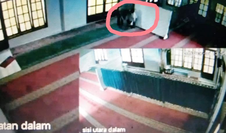  Terekam CCTV, Ayah Ajak Anak Curi Uang Kotak Amal di Masjid Purwokerto