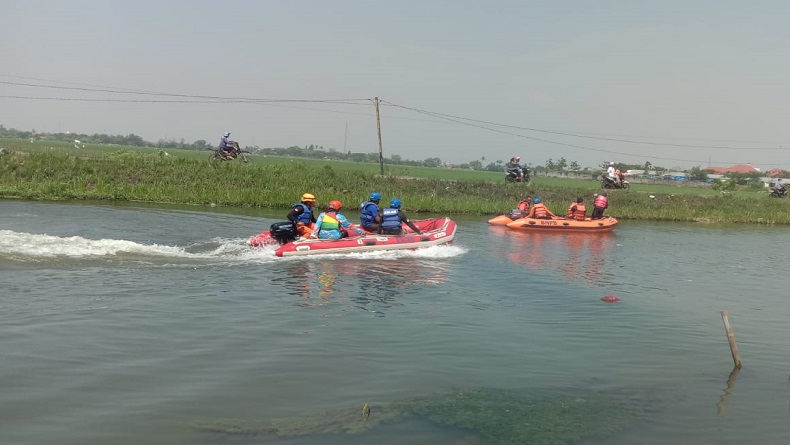 Tim SAR Sisir Sungai Irigasi KW 13 Karawang, Cari Pria Hilang usai Ceburkan Diri
