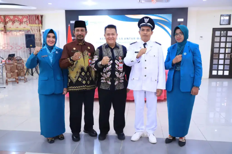 Pj Bupati HSU Lantik Kades Hulu Pasar Pengganti Antarwaktu