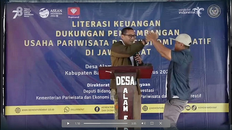 Sandiaga Uno Dihampiri Warga saat Pidato di Panggung, Tangannya Diangkat: RI 1!
