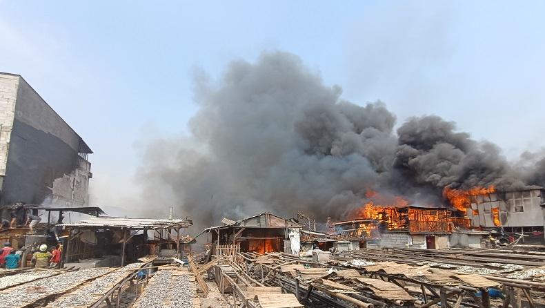 Kebakaran Rumah Semi Permanen di Penjaringan, 20 Unit Mobil Damkar Dikerahkan