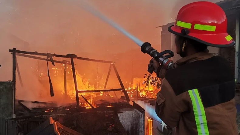 Kebakaran Hebat Landa Permukiman Padat Penduduk di Paminggir Garut, 4 Rumah Ludes