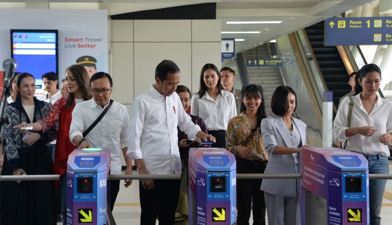 Momen Presiden Jokowi, Ari Lasso, dan Yuni Shara Saling Bayarin Naik LRT karena Salah Tap Kartu