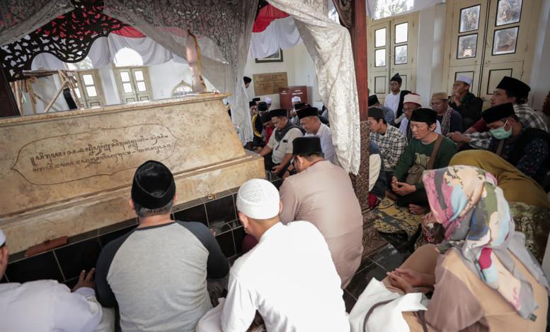 Kenang Jasa Tokoh Bangsa, Relawan Santri Dukung Ganjar Ziarah Wali Enam 