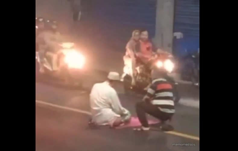 Viral Pria di Gresik Salat di Tengah Jalan Raya, Netizen: Astaghfirullah 