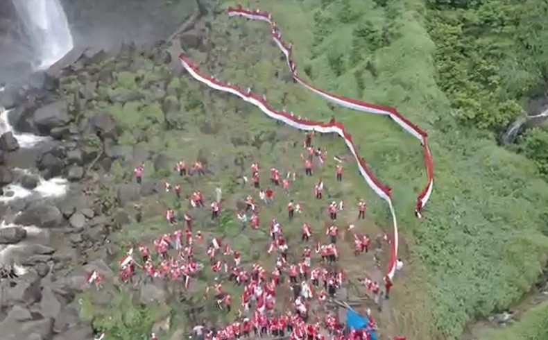 Bendera Merah Putih 50 Meter Dikibarkan di Air Terjun Ponot Asahan
