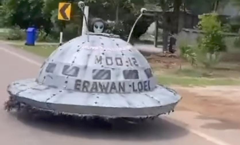 Viral Alien OTW Bekasi Be Like Naik UFO, Netizen: Inspirasi Transportasi Kami