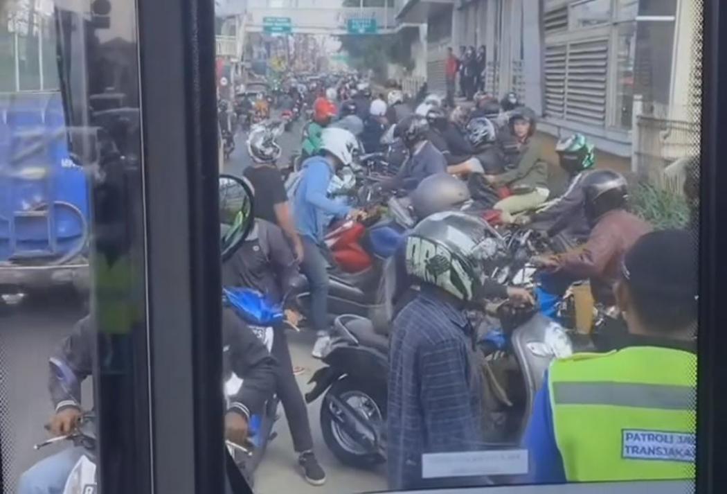 Viral Sopir Transjakarta Semprot Pemotor yang Pakai Jalur Busway demi Hindari Tilang