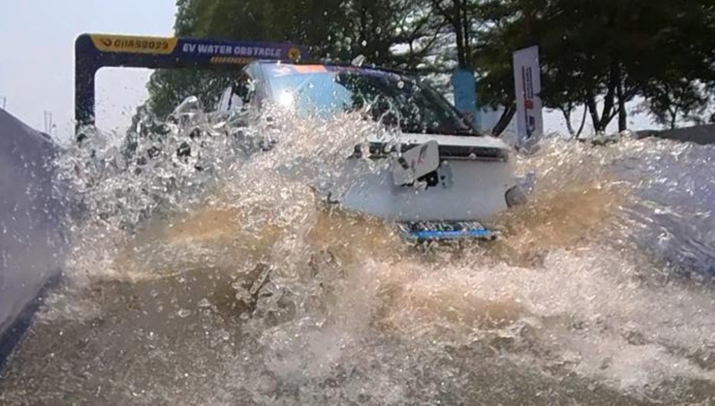 GIIAS 2023 Perlihatkan Ketangguhan Mobil Listrik, Nyemplung di Air