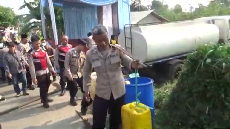 Polres Cimahi Bagikan 15.000 Liter Air Bersih, 1 Jam Ludes Diserbu Warga